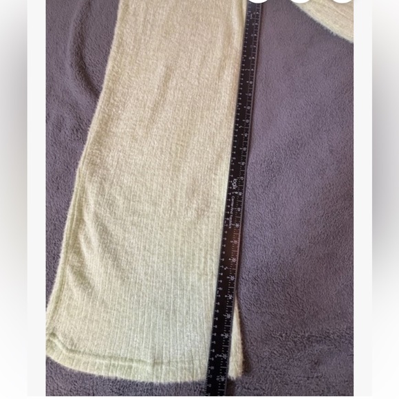 Excellent condition Hippie Rose
Cozy Light Green Fuzzy Lounge Set, size M - Picture 10 of 11